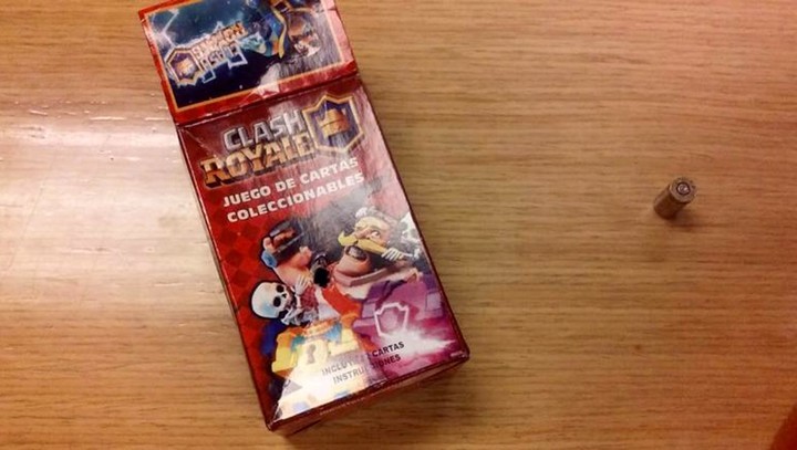 Le dispararon 5 veces y se salvó por un paquete de cartas para chicos Le dispararon 5 veces y se salvó por un paquete de cartas para chicos