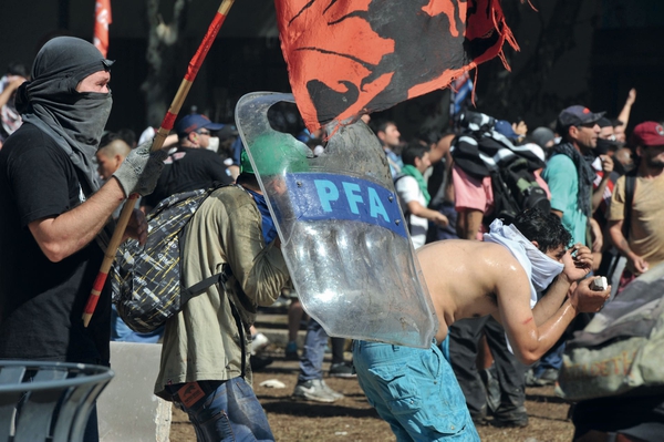 En la otra vereda los manifestantes acusaron excesos por parte de la policía.