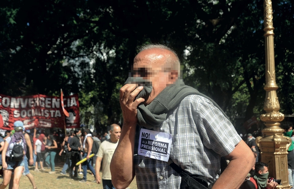 Los manifestantes esperaban que la Cámara de Diputados no votara la ley de reforma previsional.