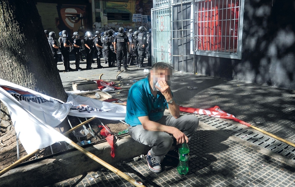 Un jubilado afectado por los gases lacrimógenos