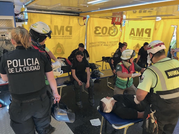 Mientras la atendían en el puesto médico que montó Defensa Civil en la esquina del Congreso.