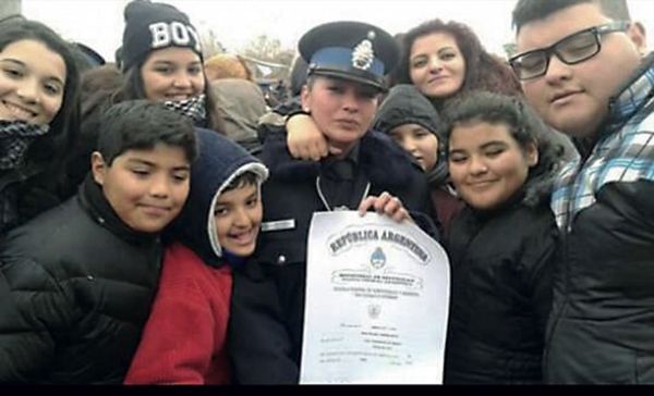 Con su familia y recién recibida, hace ya tres años.