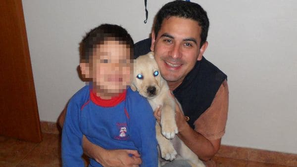 Gustavo Javier Flores junto a su hijo de 8 años