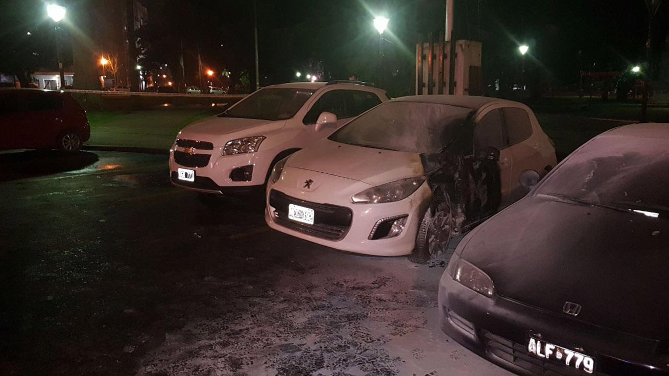 Después habría incendiado los autos del ministerio.