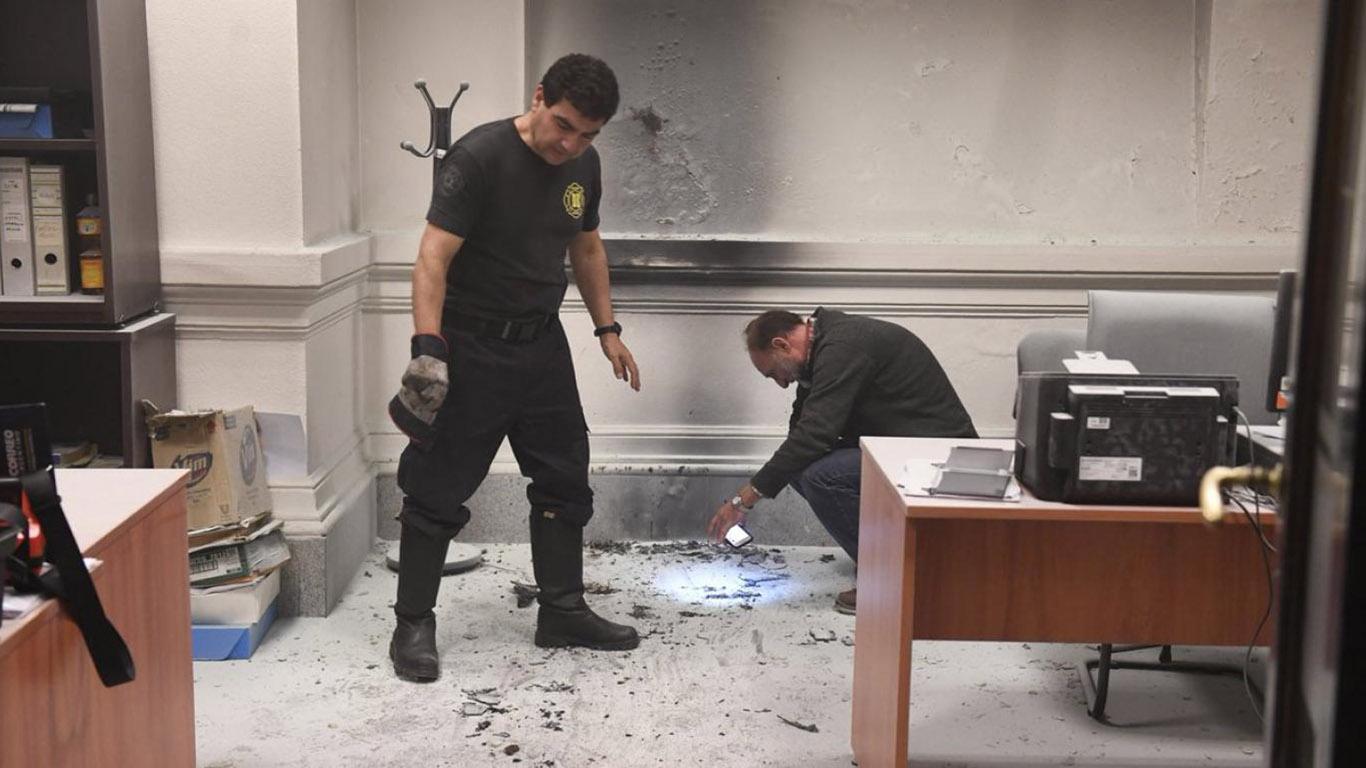 Ese grupo tiró una bomba molotov en el Senado.