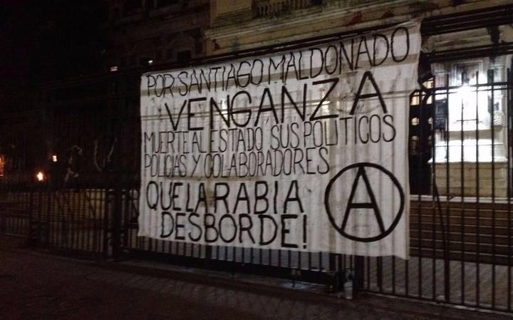 La bandera anarquista en la marcha por Santiago Maldonado.