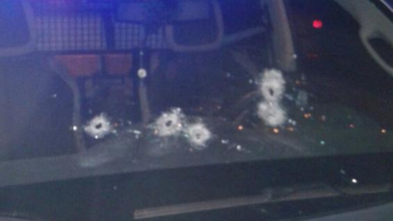 Así quedó el móvil policial luego del tiroteo. Así quedó el móvil policial luego del tiroteo.