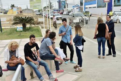 Familiares de las jóvenes mendocinas María José Coni y Marina Menegazzo en las afueras del tribunale ecuatoriano que condenó a sus asesinos.