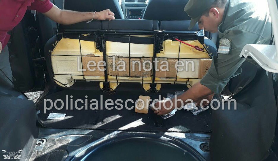 Transportaban 270 celulares ocultos en la carrocería y asiento de un automóvil