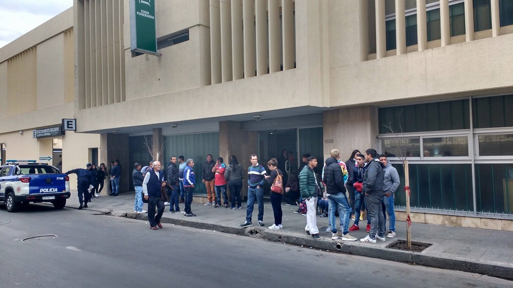 Despidieron a los hermanitos fallecidos al dejarlos encerrados su madre en Villa El Libertador